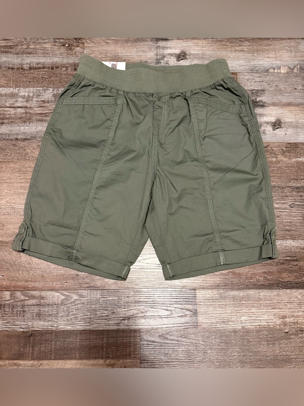 Briggs Women's Pull-On Bermuda Shorts with Pockets in Green/Olive Size S NWT